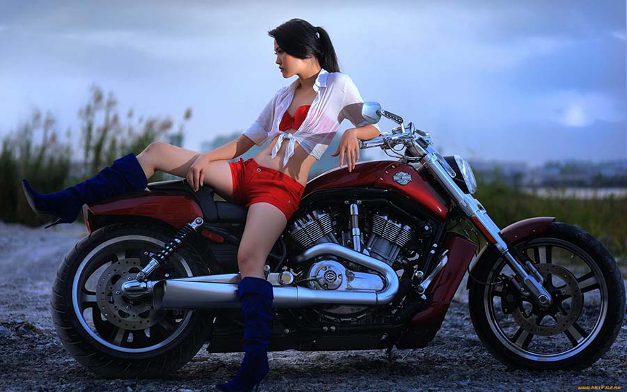 Beautiful girls and motorcycles in Chiclayo