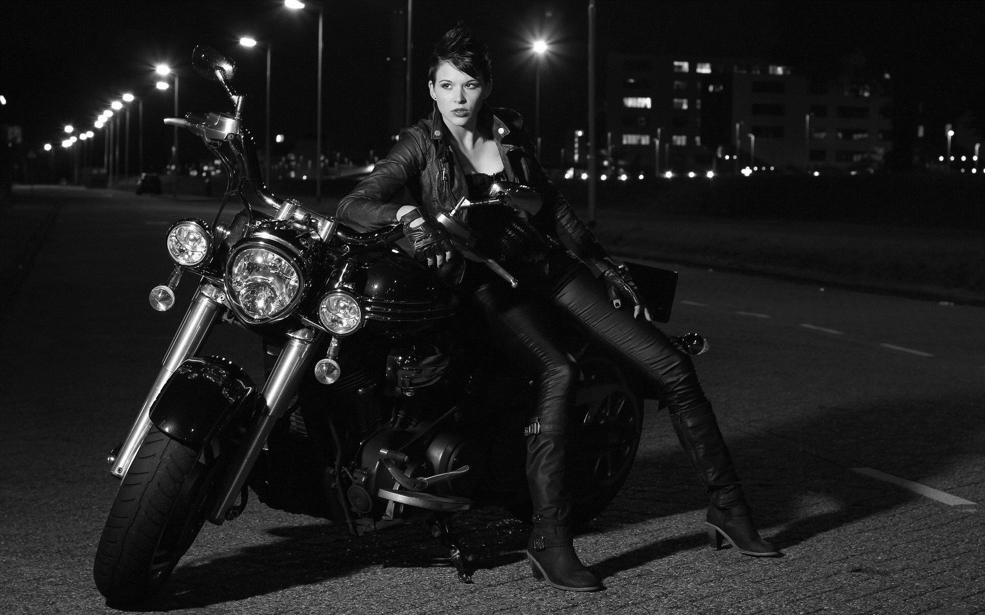 Photo Beautiful girls and motorcycles in Chiclayo