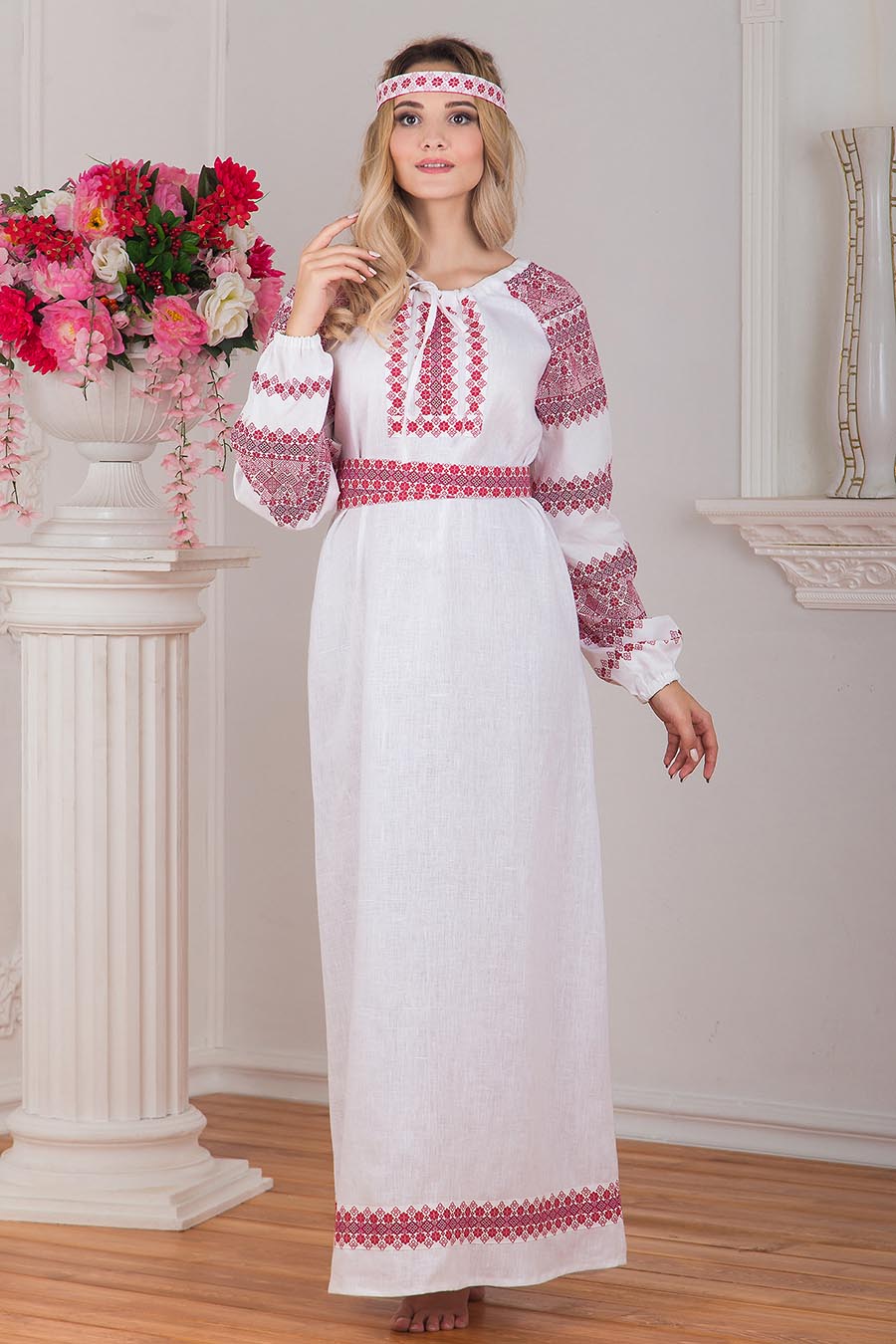 Women in Slavic costumes in Chiclayo