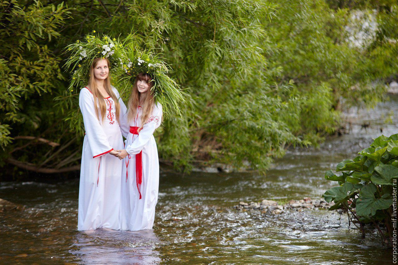 Women in Slavic costumes in Chiclayo