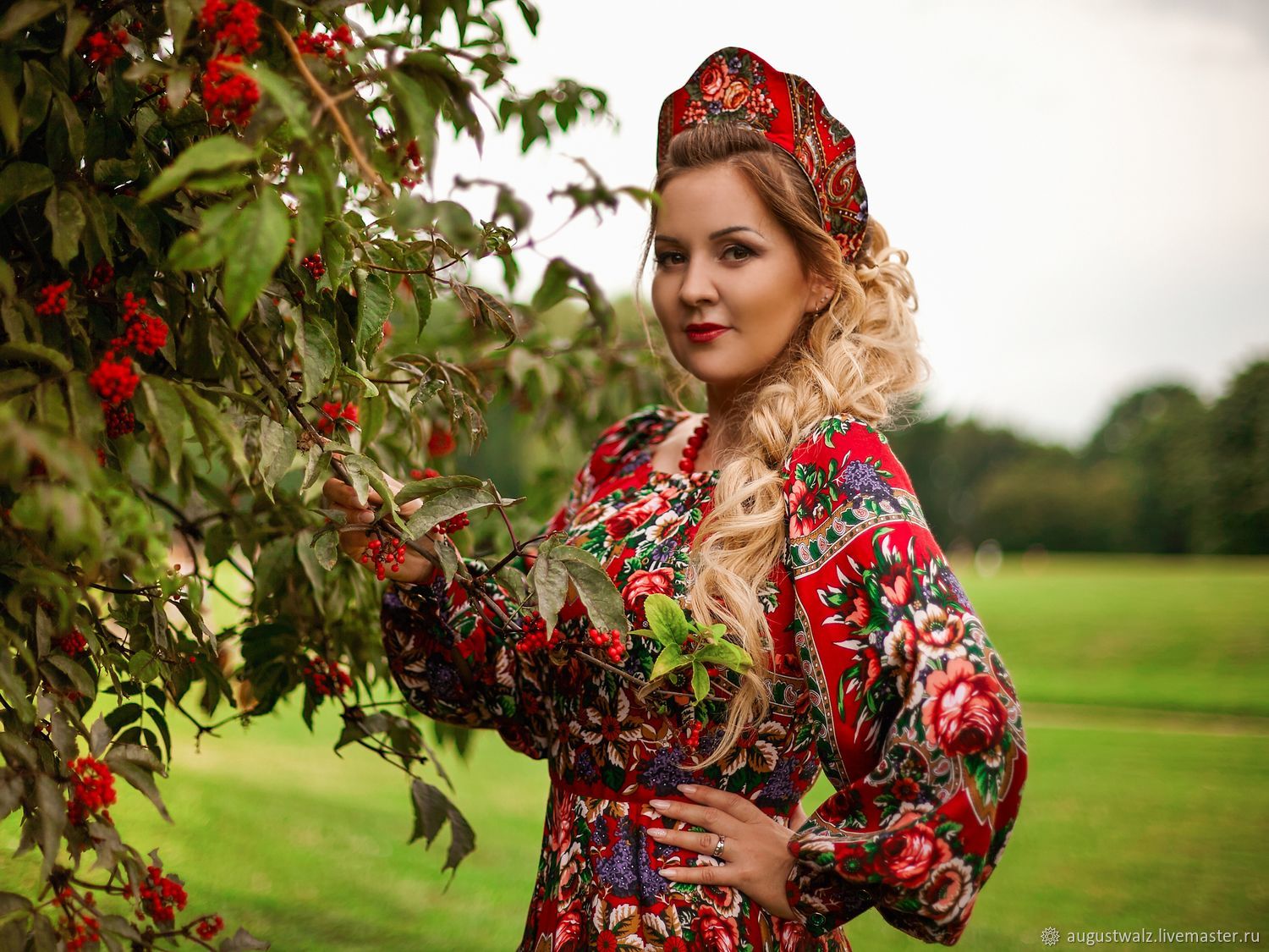 Women in Slavic costumes in Chiclayo