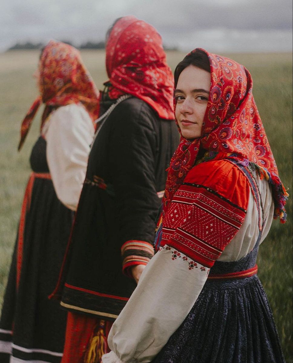 Women in Slavic costumes in Chiclayo