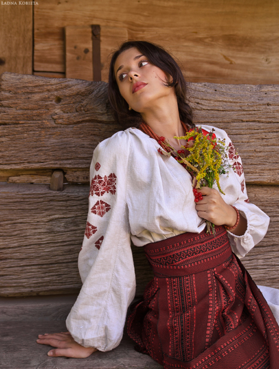 Girls in Slavic costumes in Chiclayo
