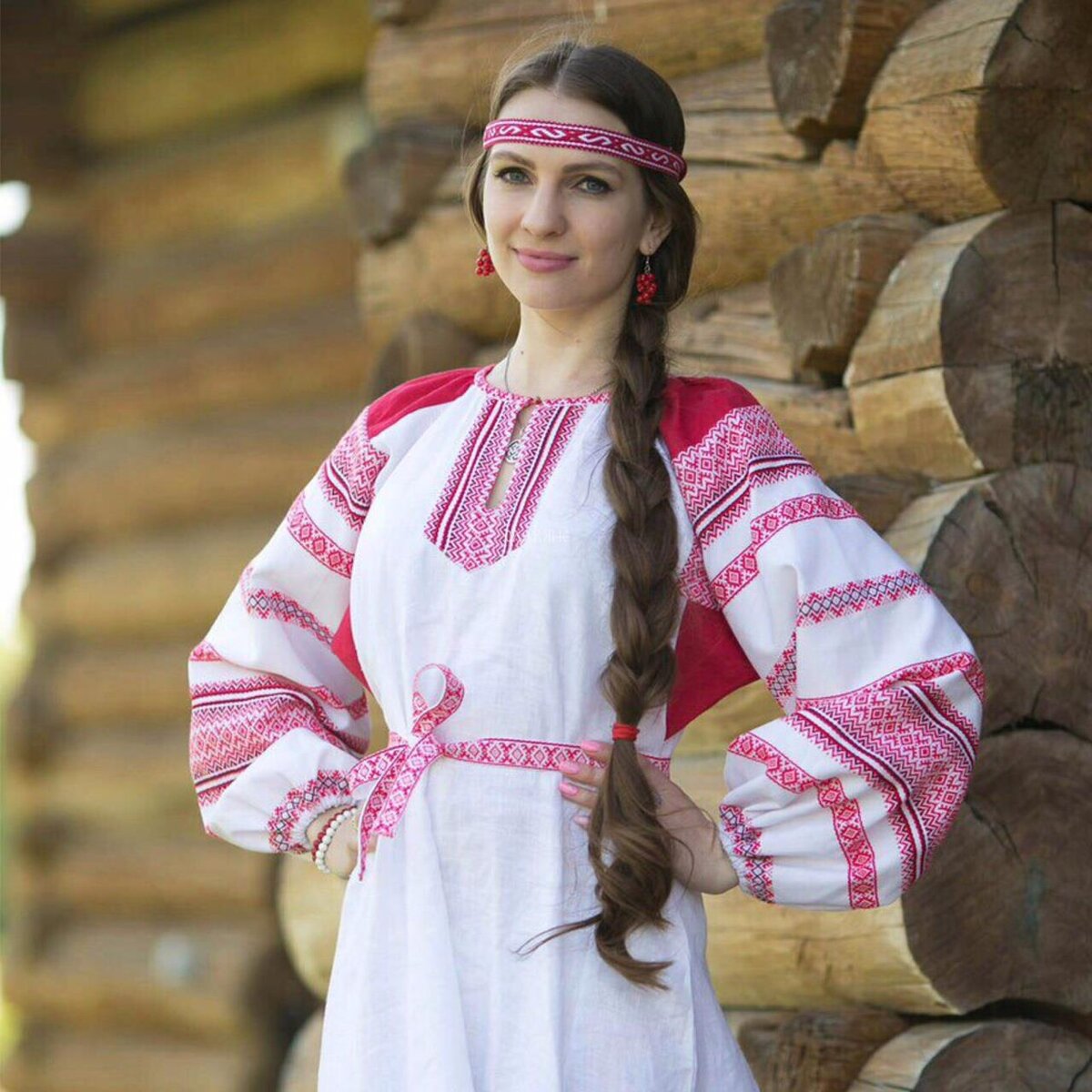 Girls in Slavic costumes in Chiclayo