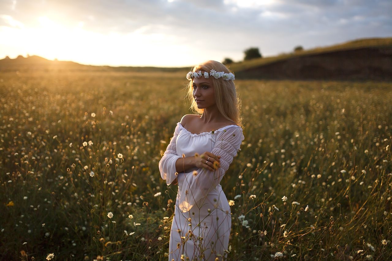 Girls in Slavic costumes in Chiclayo