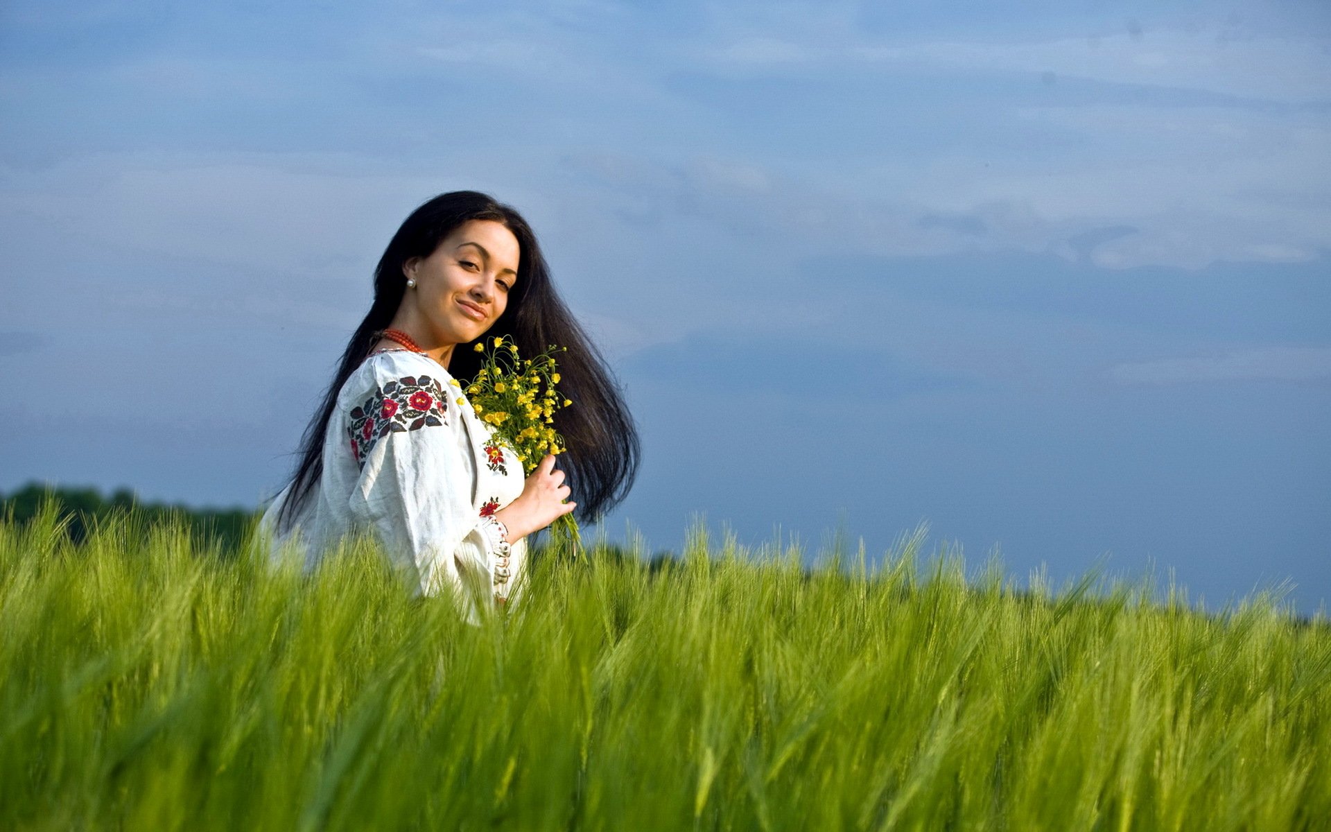 Girls in Slavic costumes in Chiclayo
