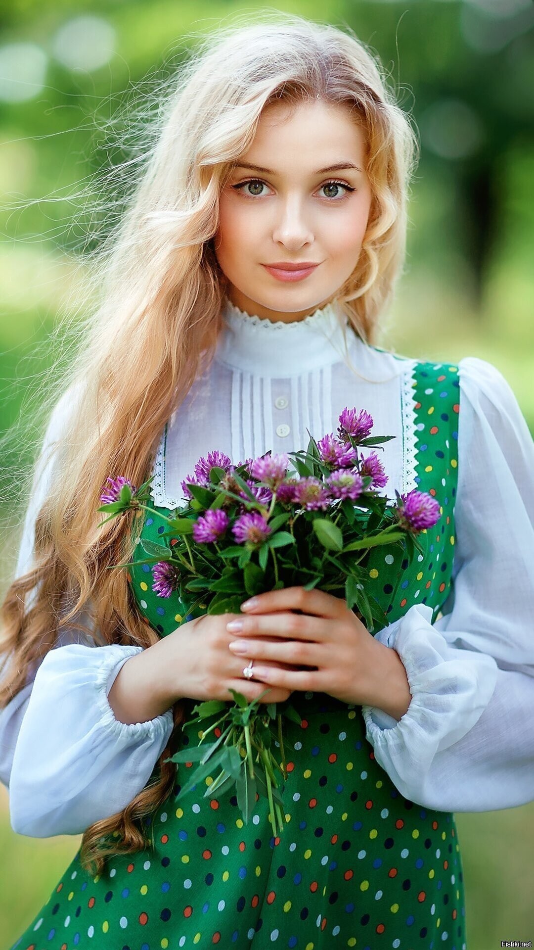 Girls in Slavic costumes in Chiclayo